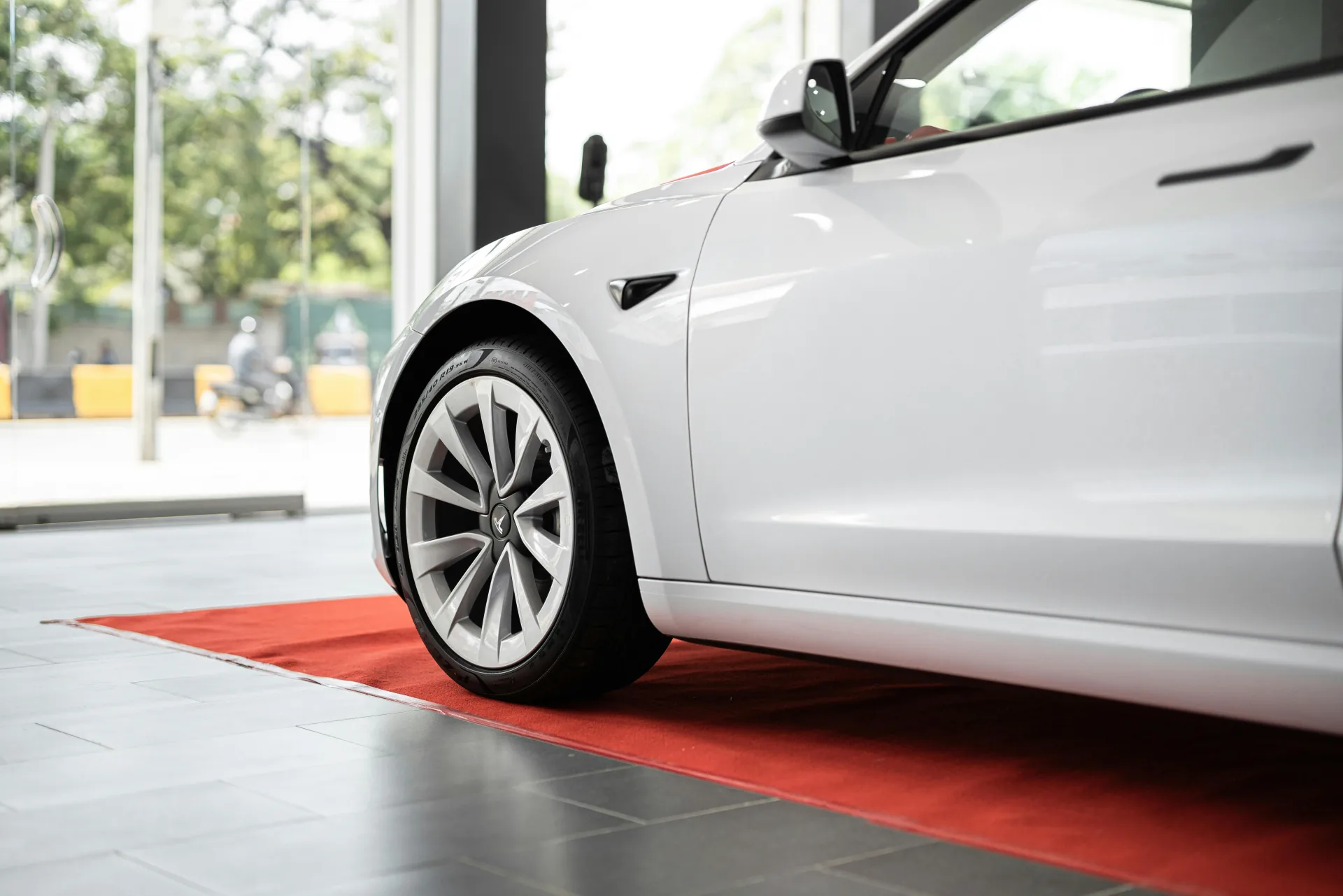 Showroom de concessionnaire automobile avec véhicules exposés
