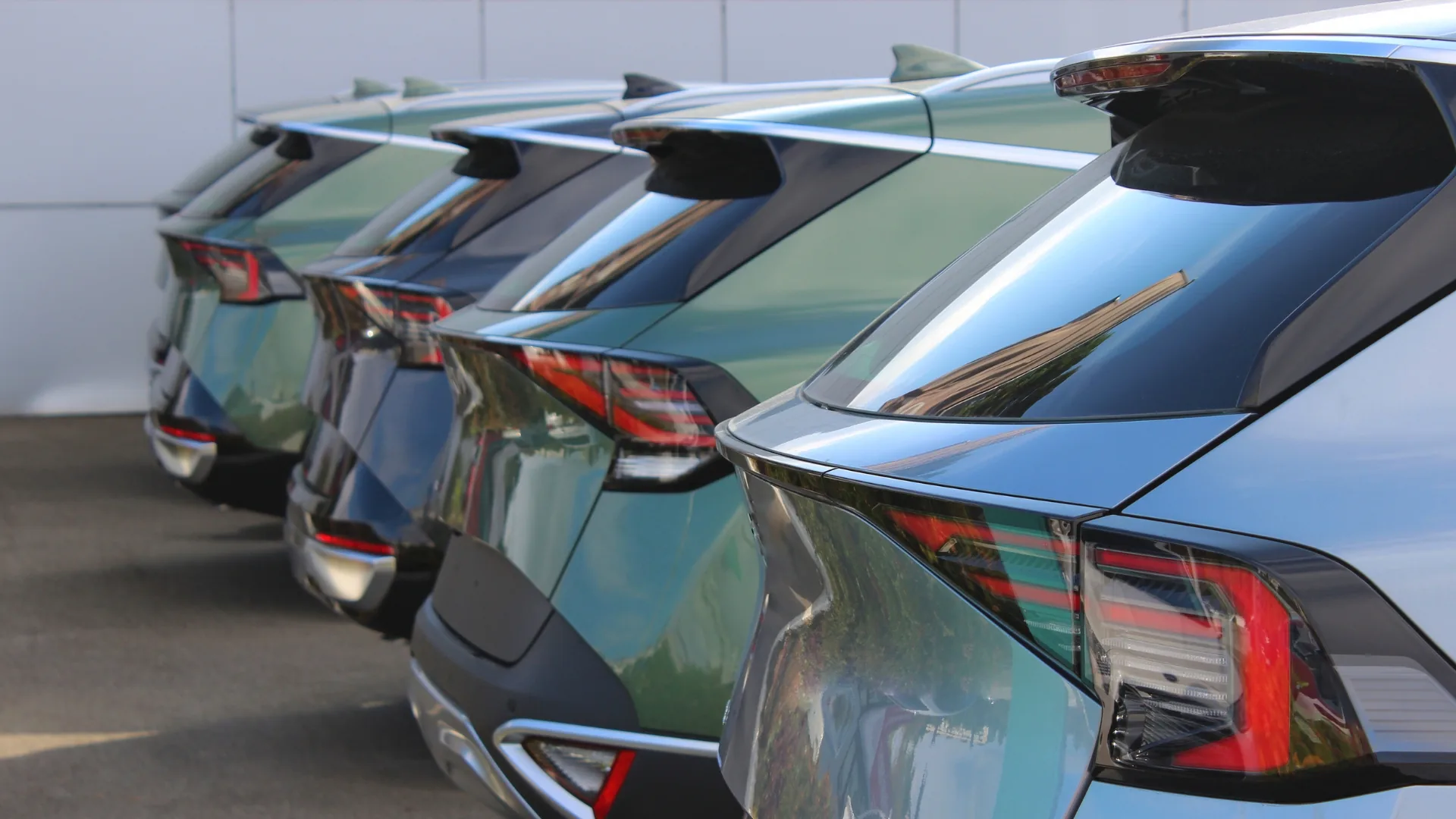 Parc automobile sécurisé avec véhicules stockés alignés